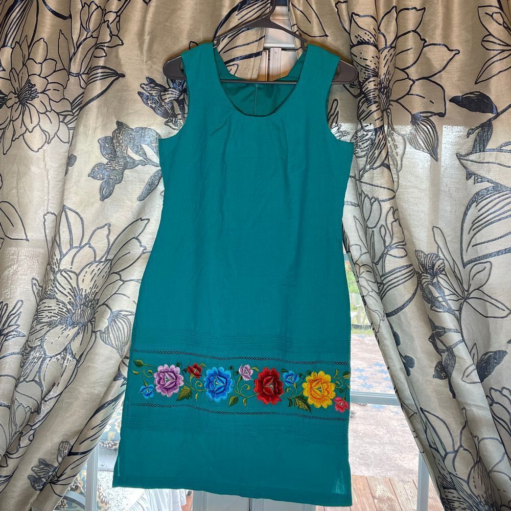 Creaciones Lizeth womens turquoise lined linen Yucatán Mexico embroidered‎ dress